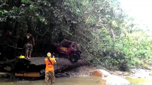 ЭКСТРЕМАЛЬНАЯ ПЕРЕПРАВА ЧЕРЕЗ РЕКУ ПО БЕЗДОРОЖЬЮ SUZUKI SAMURAI. смотреть онлайн