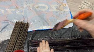 Закрашиваю газетный принт , самый простой способ. Крашу трубочки из газеты