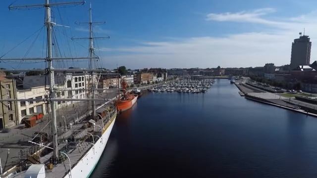 Vidéo aérienne de la ville de Dunkerque vue par un drone смотреть онлайн
