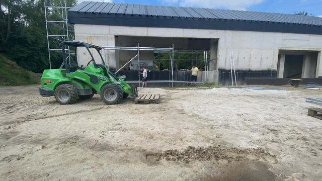 Сбор и установка строительных лесов с мини-погрузчиком AVANT 745 смотреть онлайн