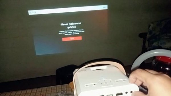 精緻女孩不適合擁有這架Full HD SCREENLESS TV