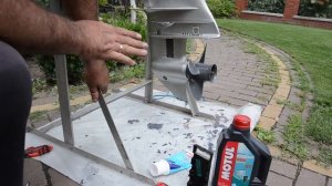 Как проверить наличие масла и отсутствие воды в редукторе подвесного лодочного мотора