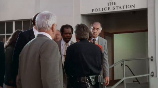 Голый пистолет — Кто-нибудь записал его номер? смотреть онлайн