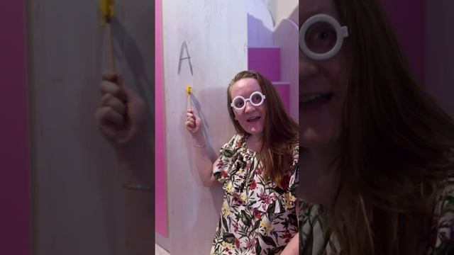 Милана учит английский