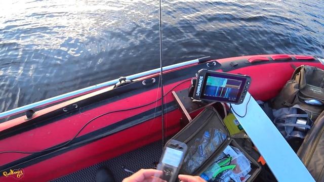 Нашел рыбу эхолотом Lowrance, как встать на точку с помощью компаса в телефоне. Щука осенью