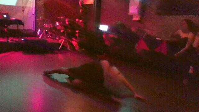 Tamara Bisceglia y Pedro Farias en Milonga 10 - "La Mujer sin Miedo/Transylvanika" смотреть онлайн