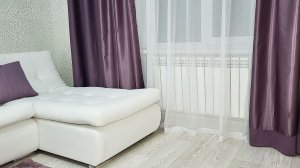 Готовый тюль укорачиваю прямо на коленке и даже не снимаю с окна (немного неудобно, зато быстро)