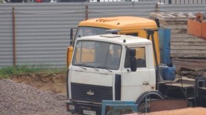 Автокран разгружает Грузовой Автомобиль