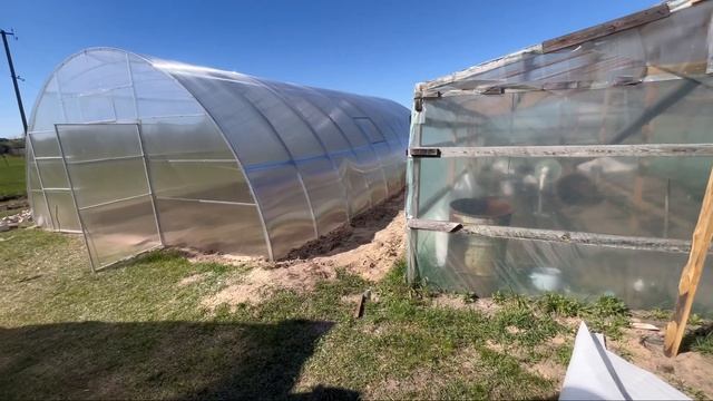 Что лучше : пленка или поликарбонат?Обзор и сравнение теплиц.