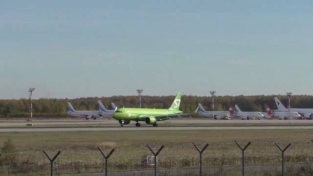 Аэропорт Домодедово. Airbus A320-211, бортовой №: VQ-BCF, а/к S7 Airlines.