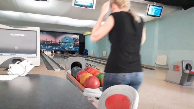 ВЛОГ: Мой выходной/ Страйк за страйком/ Боулинг в Дубках/ Пляж в Студёном овраге под Лысой горой смотреть онлайн