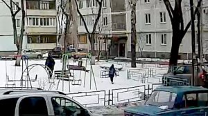 Собаки напали на мальчика на детской площадке  Рядом проходил мужчина, отбил ребенка!