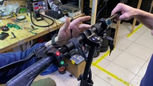 КУРОК ГАЗА TF-100 И ВОЛЬТМЕТР  НА KUGOO M4/PRO