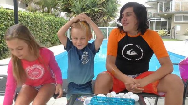 ROULETTE CHALLENGE Egged ON GAME for kids Яйцо на голову и другие ИГРЫ и ЧЕЛЛЕНДЖИ В БАССЕЙНЕ