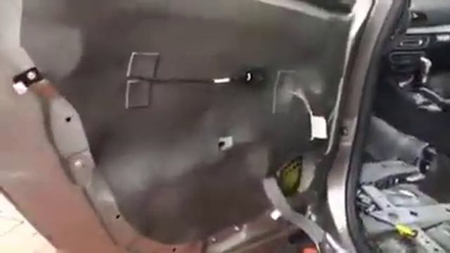 Сделали шумочку в недорогом варианте в салоне автомобиля Рено Флюенс смотреть онлайн