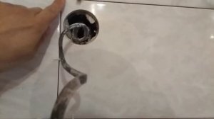 Как вырезать отверстие в плитке под розетку