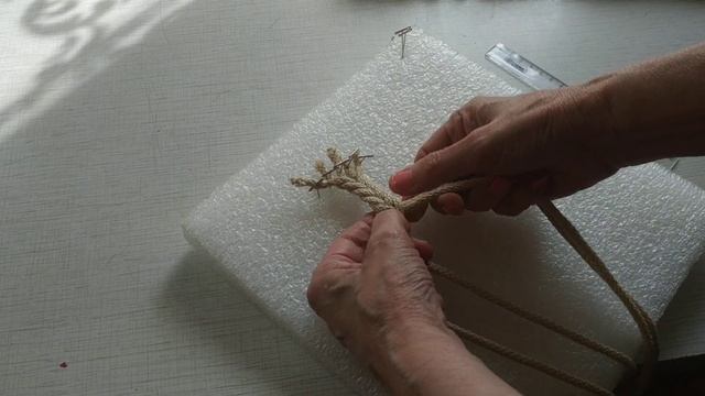 Видео мастер класс макраме начинающим. Плетение Узора "Косички" #ПлетениеКосичек #макраме #косички смотреть онлайн