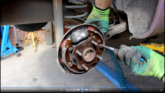 Замена задних тормозных барабанных колодок на Toyota Vitz Тойота Витц SCP10 2000 года смотреть онлайн