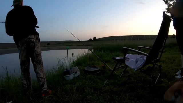 Долгожданная РЫБАЛКА с НОЧЕВКОЙ.Голодный КАРАСЬ,мясо НА КОСТРЕ,завтрак на ПРИРОДЕ у ВОДЫ! смотреть онлайн