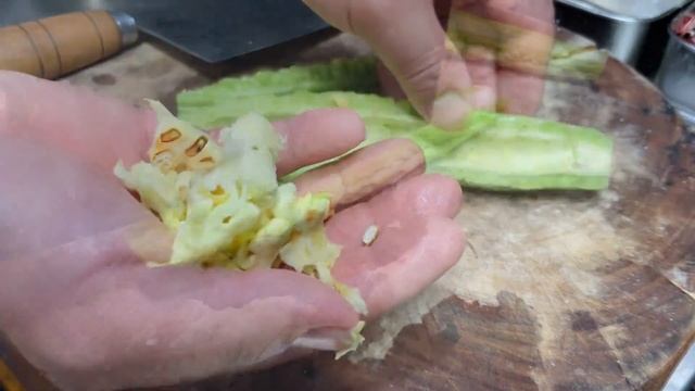 在家做苦瓜炒牛肉不好吃，大廚教你技巧，脆綠不黃， 嫩滑入味【留意美食】#苦瓜炒牛肉 #牛肉苦瓜食譜 #beefrecipe смотреть онлайн
