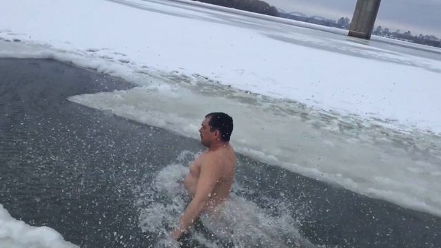 Киев Славутич Вадик на вода Крещение 19.01.16 г смотреть онлайн