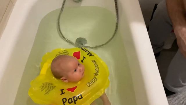 Первое купание Димы в круге) смотреть онлайн