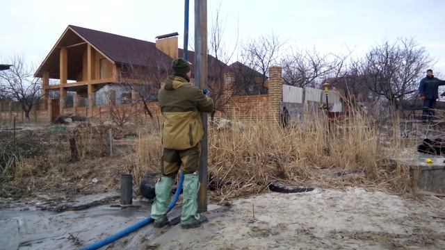 Установка обсадной трубы с помошью крана смотреть онлайн