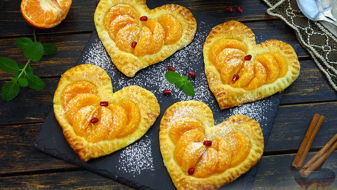 Цитрусовая выпечка к романтическому празднику.
СЛОЙКИ С МАНДАРИНАМИ