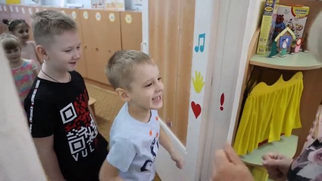 Воспитатель встречает детей в детском саду! смотреть онлайн