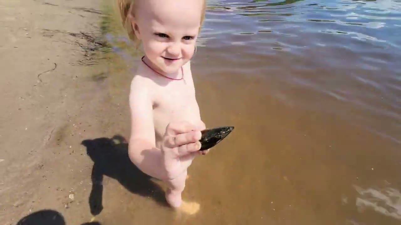 Первый раз в такой воде купается. смотреть онлайн