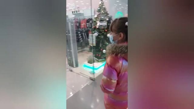 Покупаем подарок моей подруге на день рождения?? Поход в магазин с мамой? смотреть онлайн