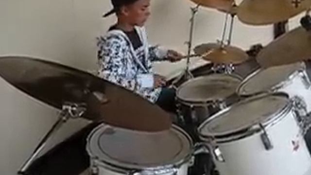Justin Bieber on the drums смотреть онлайн