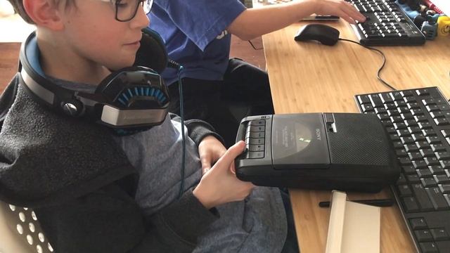 kids react to a vintage cassette player deck - reaction video смотреть онлайн