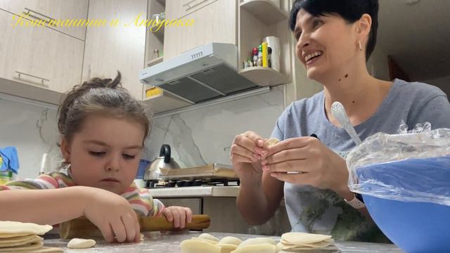 [251]Прогулка с детьми/Лепим с мамой пельмени/Любимое дело/ смотреть онлайн