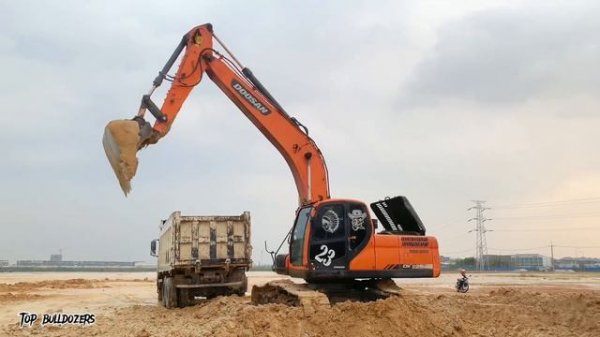 The amazing DOOSAN DX225 LC and HYUNDAI HX 220S excavators operate in both rain and truck condition