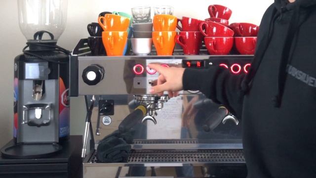 Atölyeme yeni bir espresso makinesi aldım! La Marzocco Linea PB 2020! смотреть онлайн
