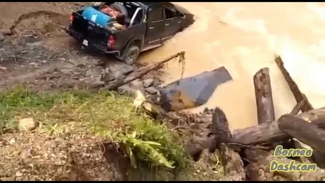 4x4 Crossing the river during a flood смотреть онлайн