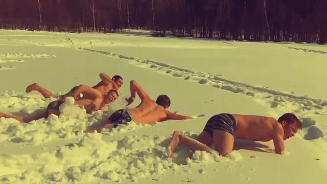 МЕЖДУНАРОДНЫЕ СОРЕВНОВАНИЯ ПО ПЛАВАНИЮ (в снегу)!!! смотреть онлайн