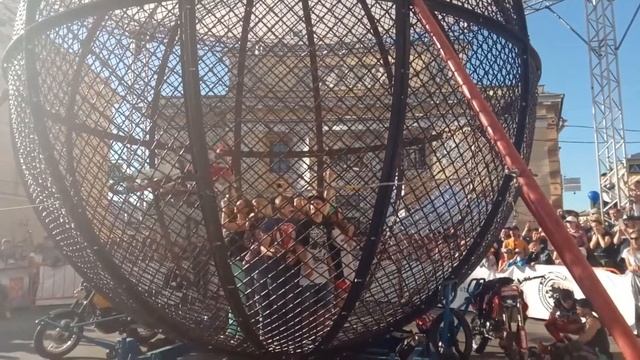 Мотоцикл в железном шаре с людьми смотреть онлайн