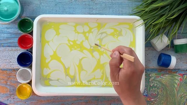 В одном видео собрали все основные правила рисования на воде в технике Эбру. смотреть онлайн