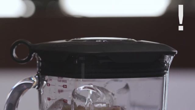 Как равномерно измельчить продукты и как приготовить смузи в блендере BORK B802 смотреть онлайн