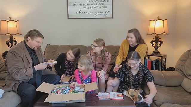 Утро в большой семье. Открываем посылку из Германии. Многодетная Семья Савченко США Savchenko famil смотреть онлайн