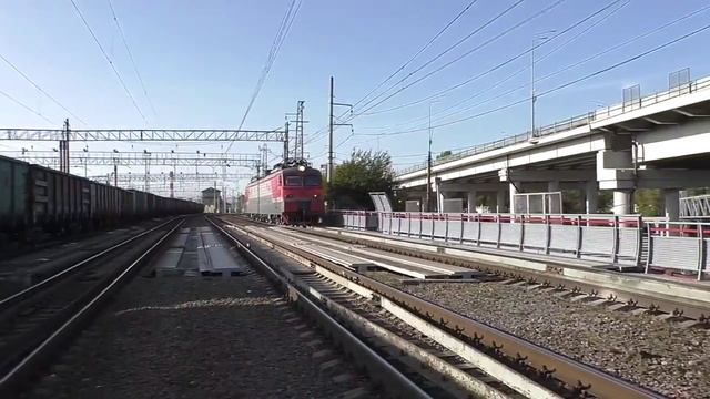 Электровоз ВЛ11-411 (ТЧЭ-27) следует резервом.