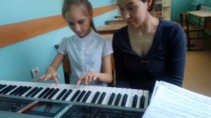 отрывок из урока по фортепиано играет Алина 1 год обучения