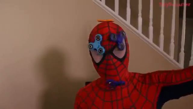 Изучите цвета Синий ерзать! Принцесса Рапунцель преподает цвета человеку пауку в реальной жизни