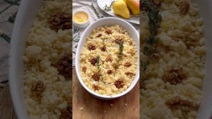 Два простых изысканных крамбла - с грушей и сыром бри и с вишней и халвой
