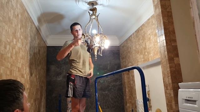 ПОВЕСИЛИ СТАРИННЫЕ ЛЮСТРЫ в СТАЛИНКЕ смотреть онлайн