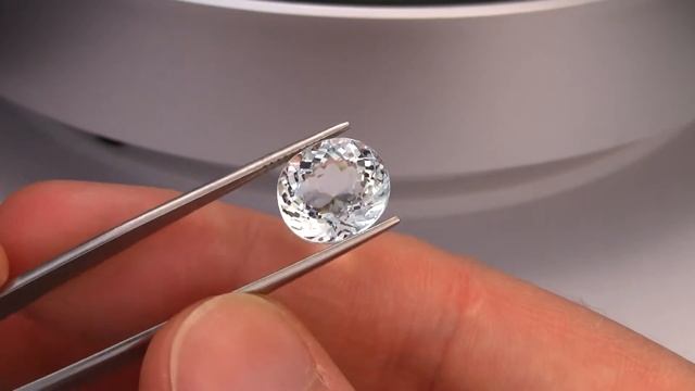 Натуральный аквамарин камень. Natural aquamarine gemstone. смотреть онлайн