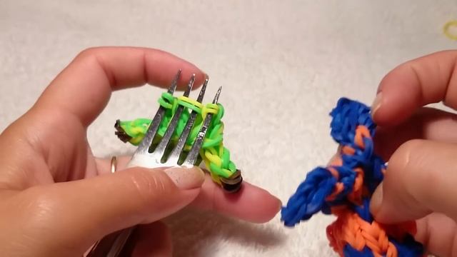 CОБАКА из резинок БЕЗ СТАНКА /как плести на 2 х вилках/ Радужки Rainbow Loom смотреть онлайн