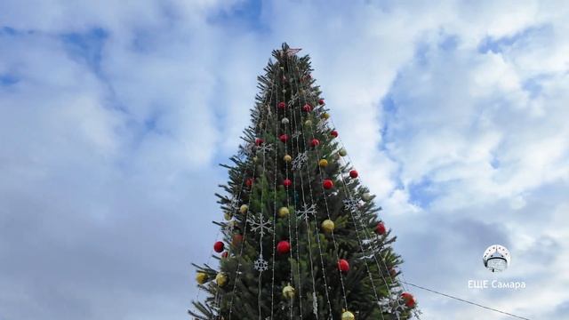 В Самаре 15 ноября начли устанавливать первую Новогоднюю Ёлку. смотреть онлайн